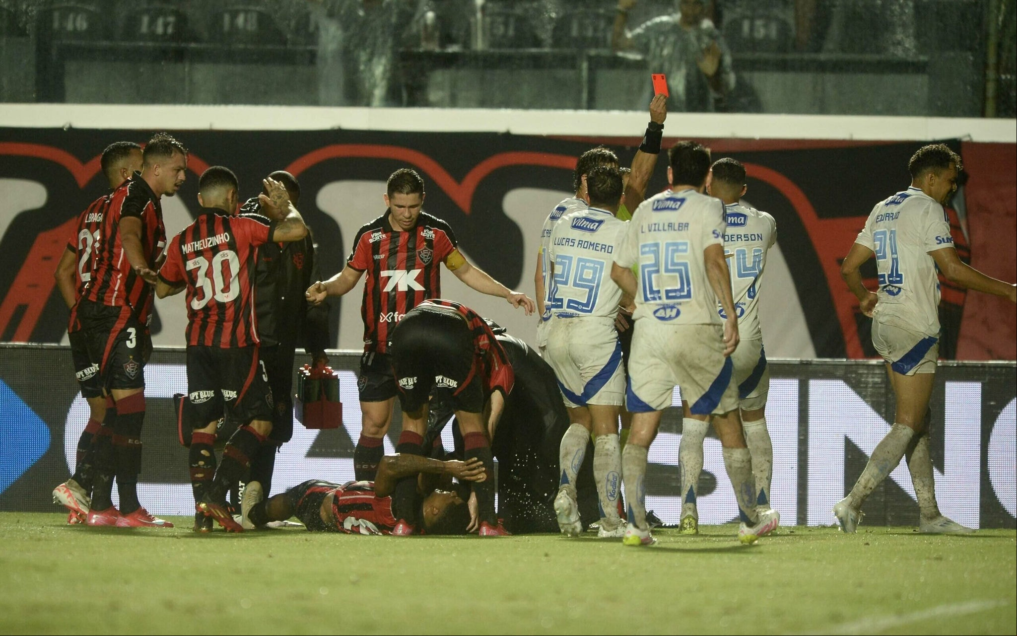 Jamerson precisou sair de campo de ambulância após entrada de Eduardo (Foto: Jhony Pinho/AGIF)