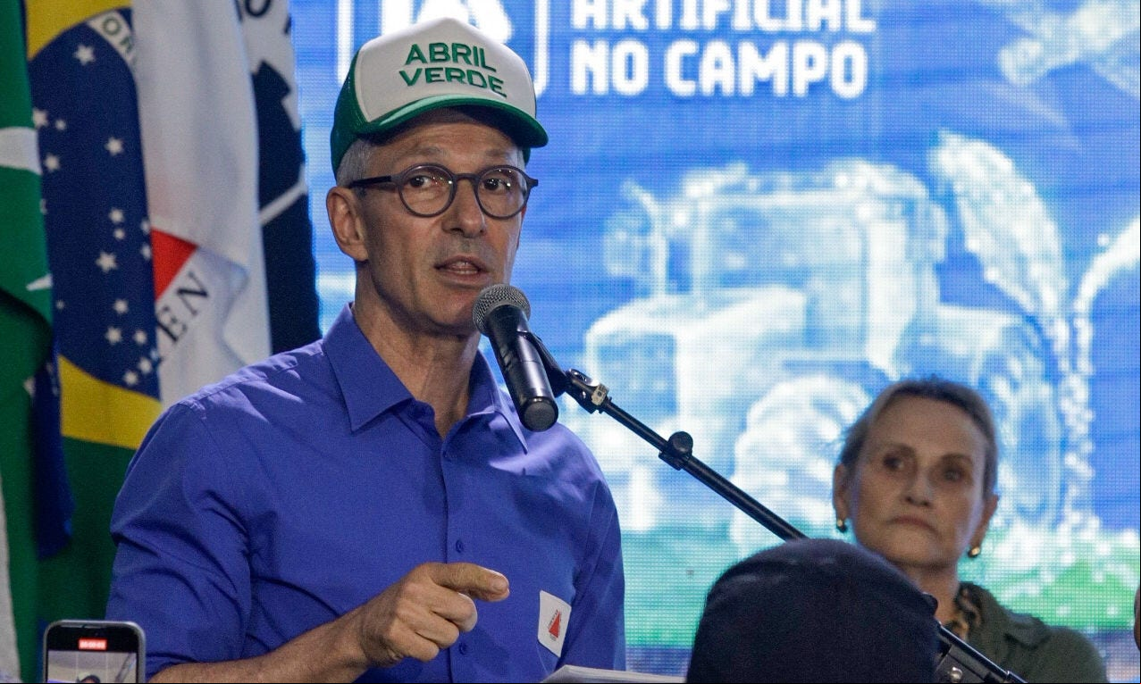 Governador Romeu Zema (Novo) discursou em feira com boné estampado com a frase "abril verde"